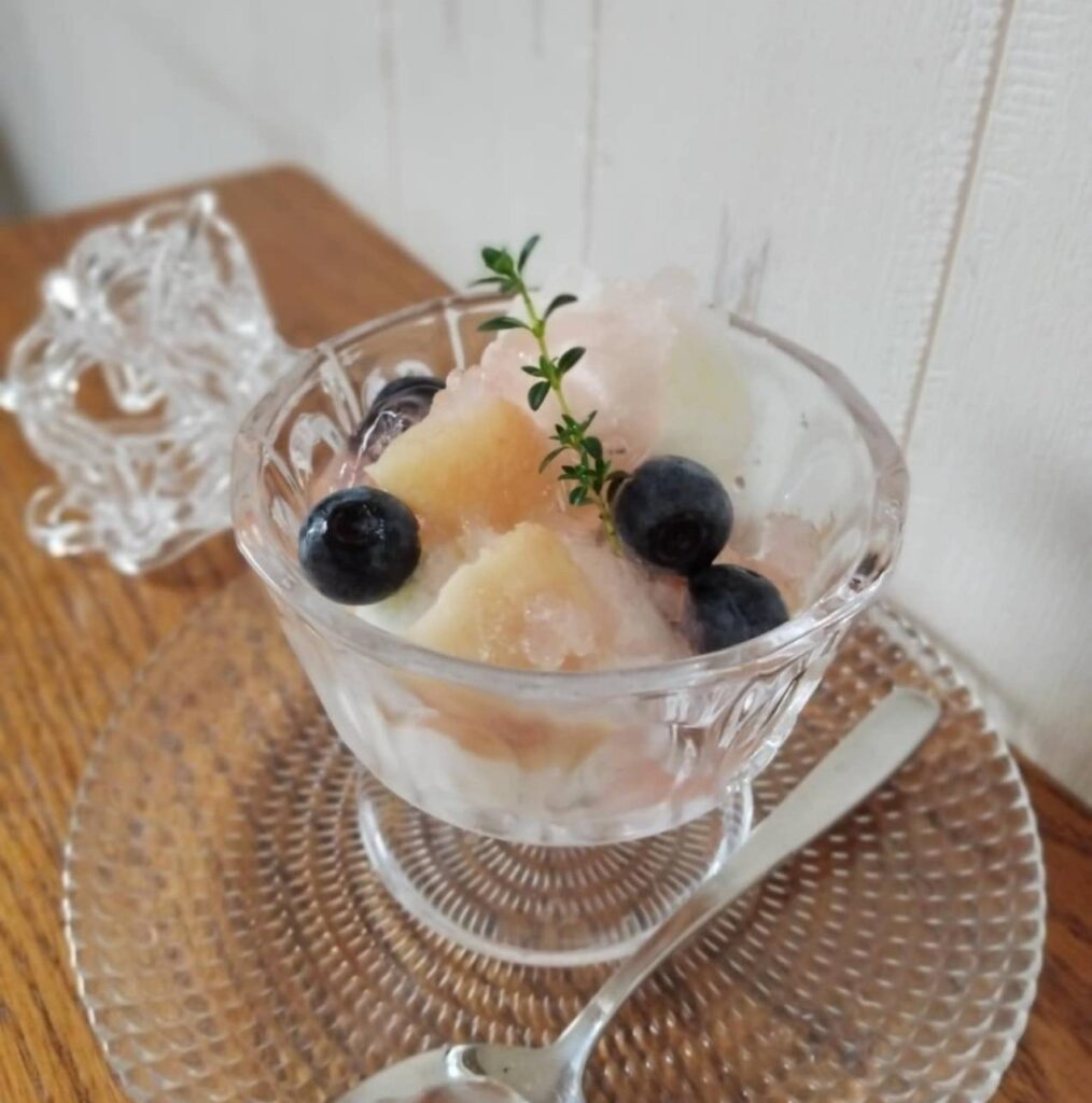 桃とヨーグルトアイスのパフェ