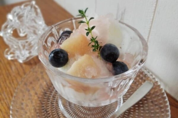 桃とヨーグルトアイスのパフェ